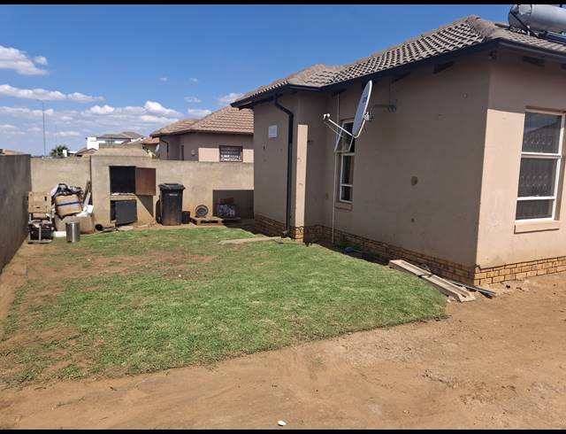 2 BEDROOM FREEHOLD FOR SALE IN CRYSTAL PARK